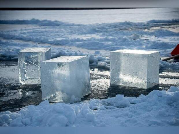 Вандалы сломали новогодние ледовые скульптуры в Чите