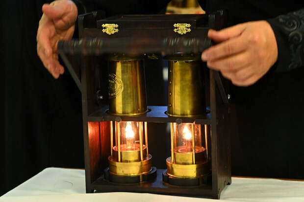 РИА: благодатный огонь доставили из Иерусалима к военным в ДНР