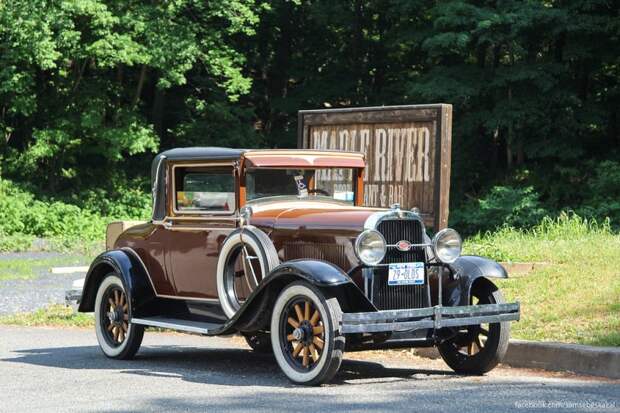 Олдсмобиль 1929 года который стоял у ресторана на границе штатов Нью-Йорк и Пенсильвания.  нью-йорк, олдтаймер, ретро автомобили