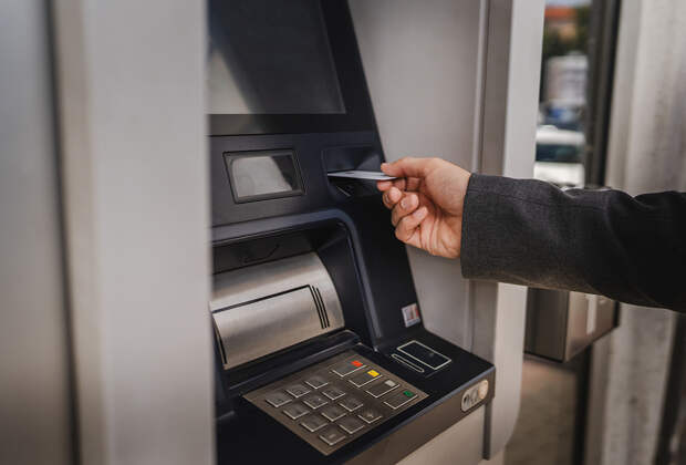 Слухи о полном переходе на цифровой рубль и комиссии за снятие наличных опровергли