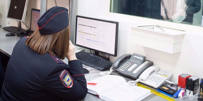 Полицейские из Ховрина вернули мужчине потерянные в торговом центре деньги