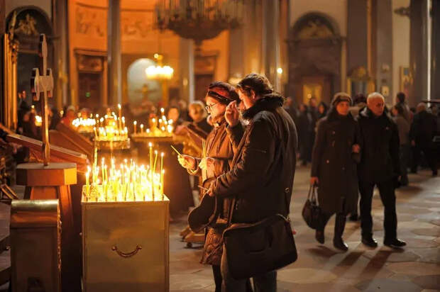 Православным не следует освящать сигареты и жижи для курения перед Пасхой
