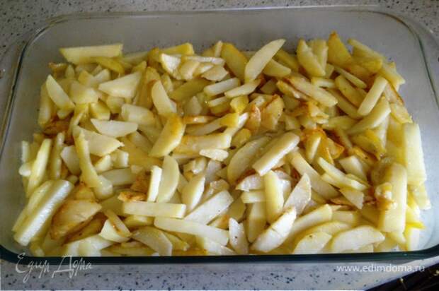 Выложить весь картофель в форму и отставить в сторонку.