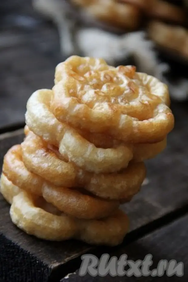 Фигурный хворост из жидкого теста