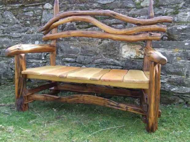 Вариант скамейки из древесины для сада или на дачу
