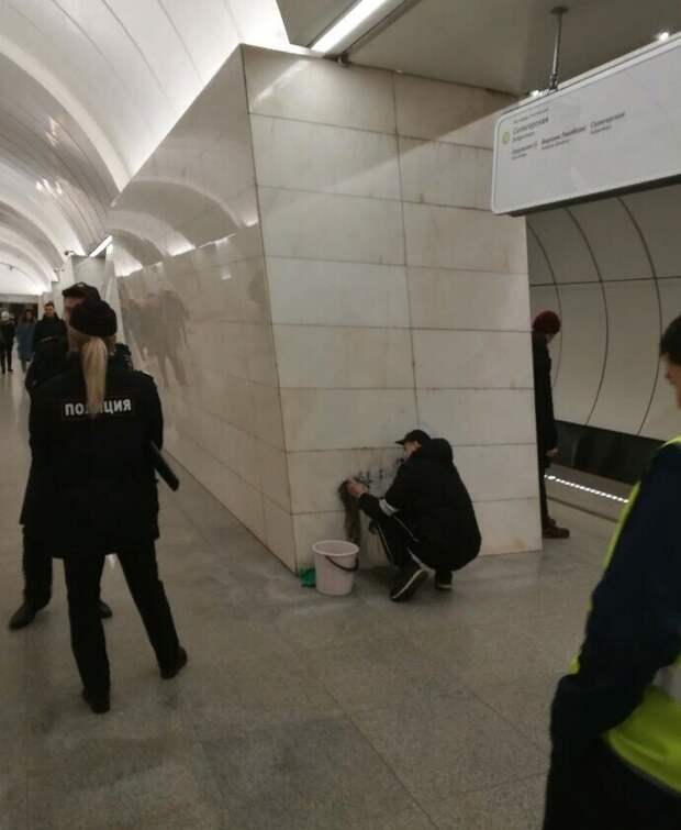 В метро парень оставил надпись, но его поймали и заставили оттирать В метро парень оставил надпись, но его поймали и заставили оттирать