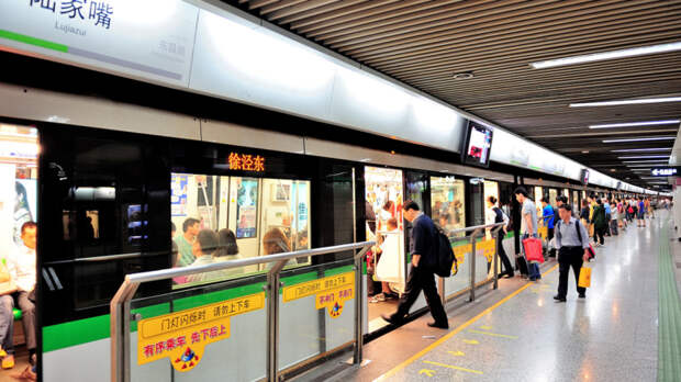 Пассажир загорелся из-за пауэрбанка в метро Шанхая