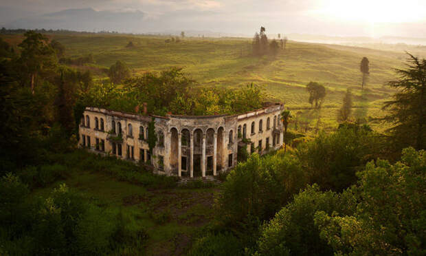 Разрушенный техникум в Абхазии Amos Chapple Photography, беспилотник, путешествия, фотография