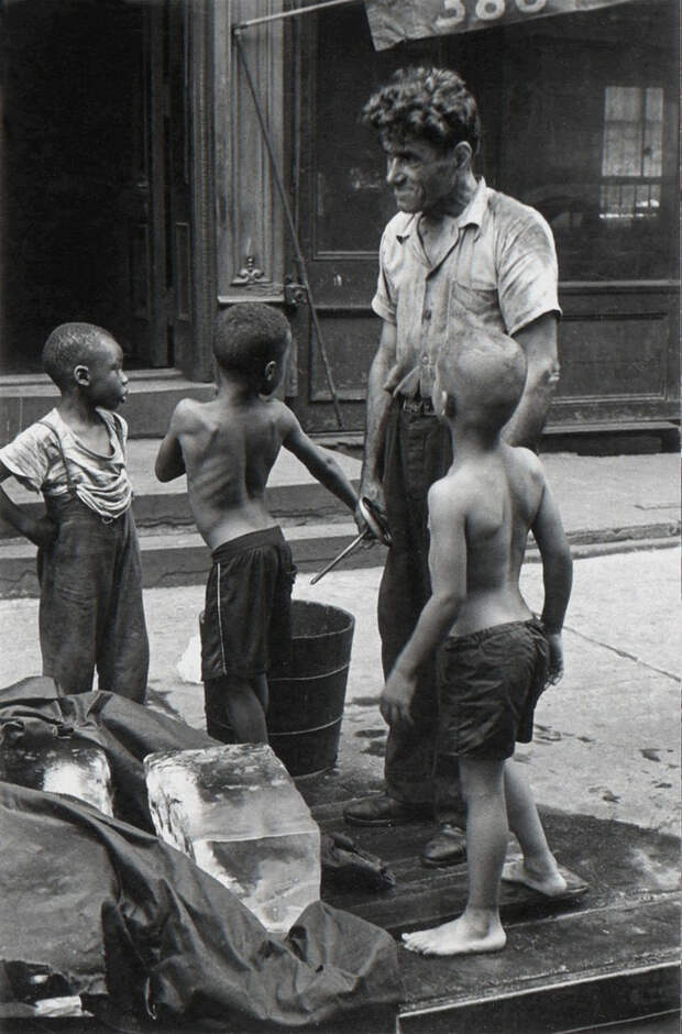 Уличная жизнь Нью-Йорка с 1930-х до 80-х годов в фотографиях Элен Левитт 32