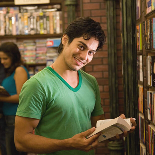 подростки в библиотеке. знакомит читателя с главным. студентка с книгами на украшения. как познакомить читателя с персонажем. знакомит читателя с главным.