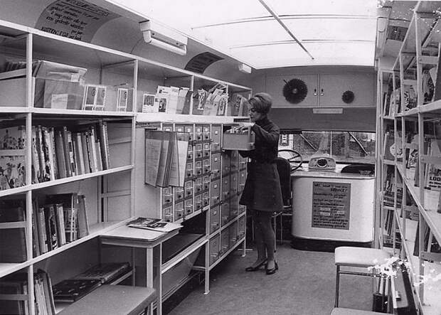 Внутри, 1960-е годы  библиотека, библиотека на колесах, ретро фото