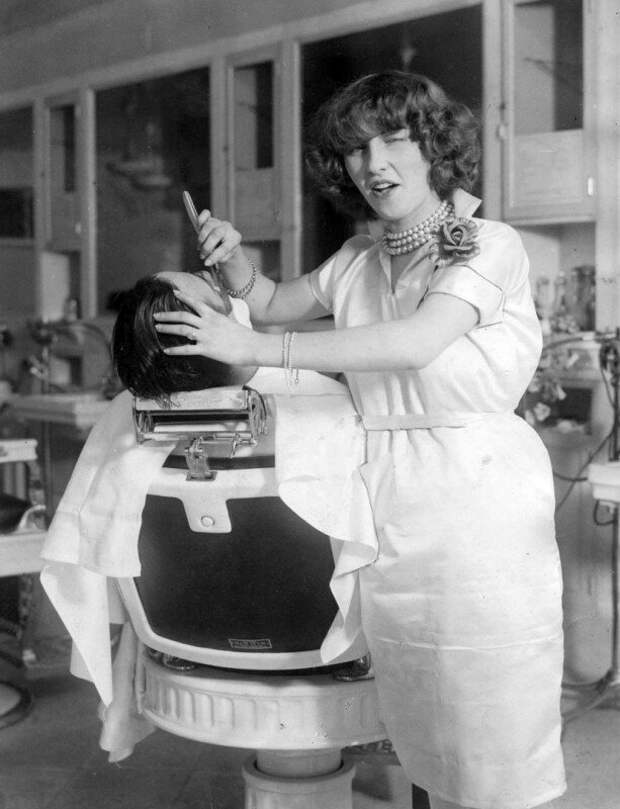 Первая женщина-парикмахер в Нью-Йорке. До этого парикмахерами были исключительно мужчины. 1927 год история, люди, факты