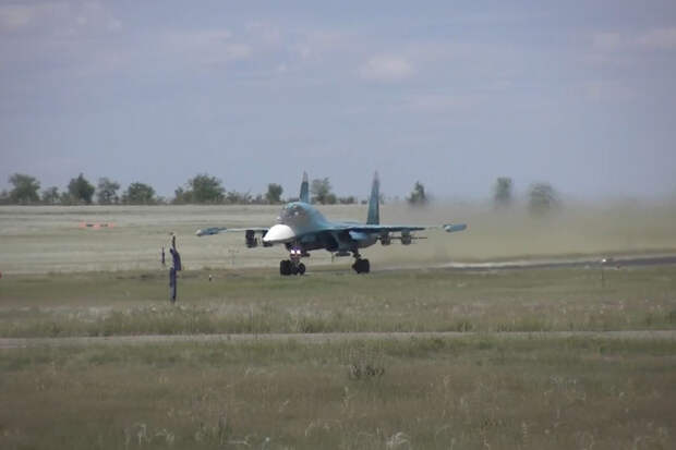 Экипажи истребителей-бомбардировщиков Су-34  нанесли удар по опорному пункту и живой силе противника в зоне ответственности группировки войск «Восток»