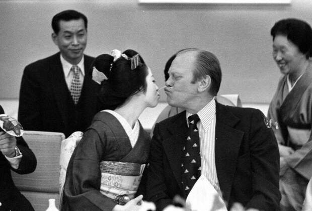 Президент США Джеральд Форд играет в традиционную японскую игру с гейшей во время официального визита, Киото, 1974 год. история, ретро, фото