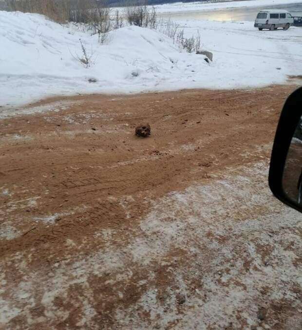 В российском городе дороги посыпали песком с кладбища