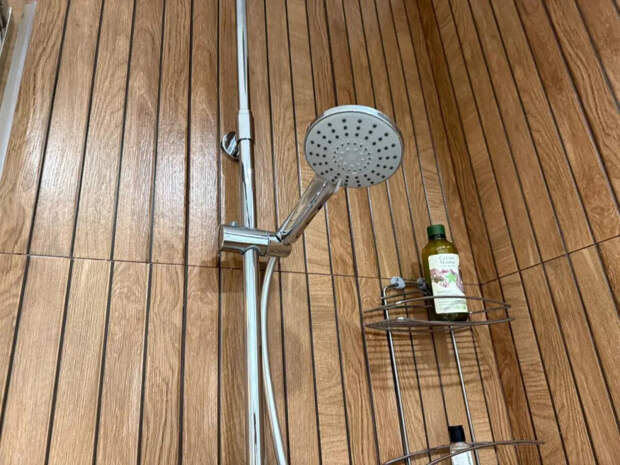 Душевые кабины уходят в далекое прошлое: дизайнеры возвращают советские стеклоблоки