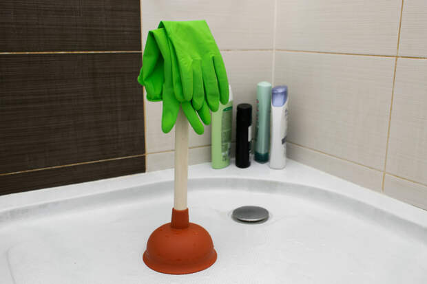 Мужчина элегантно решил проблему вечно засоренного волосами жены слива