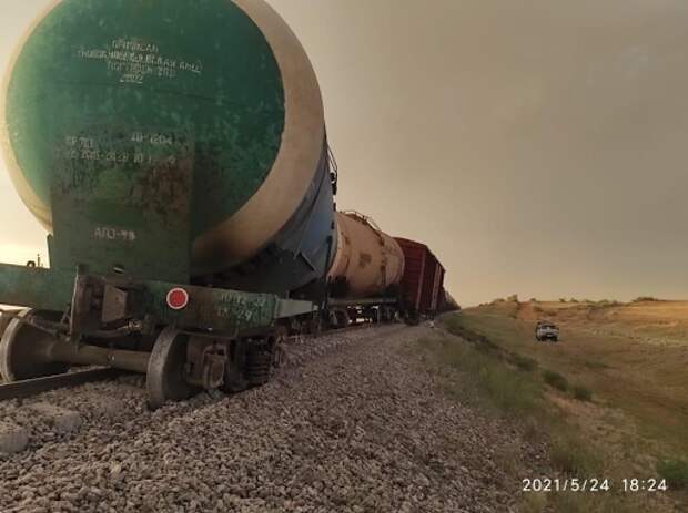 В Калмыкии с рельсов сошли вагоны грузового поезда
