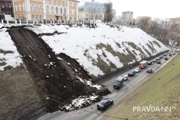 13 автобусов изменили маршруты из-за оползня на Зеленском съезде