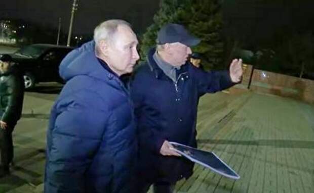 На фото: президент РФ Владимир Путин посетил Мариуполь, ознакомился с ходом восстановления и благоустройства города, а также пообщался с местными жителями