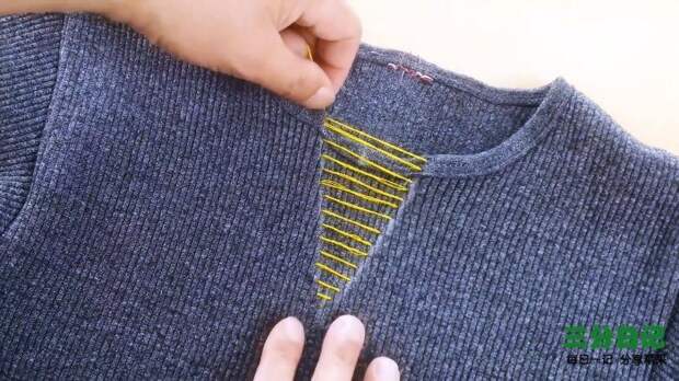 Как самостоятельно сузить вырез горловины свитера