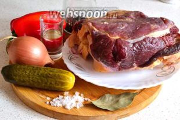 Подготовим продукты: мякоть конины, огурец маринованный (или солёный), лук репчатый, болгарский перец красный, специи, подсолнечное масло для жарки, соль.