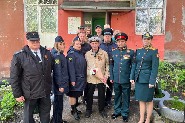 Военные полицейские ЦВО организовали на дому поздравление ветерана Великой Отечественной войны в Пензе
