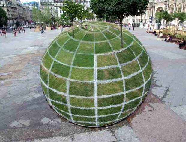4. Оптический обман на Town Hall в Париже: это не сфера, а обычная плоская лужайка  мир, реальность, фотография