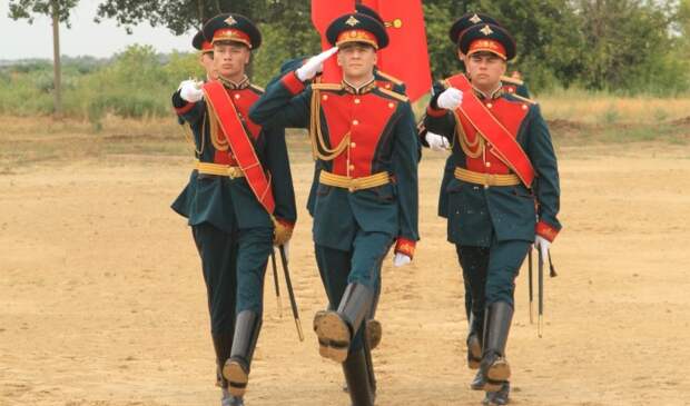 Молодые солдаты роты почетного караула готовятся к несению службы в Волгограде