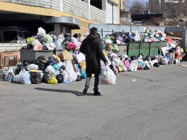 Крупнейший микрорайон Владивостока утопает в праздничном мусоре