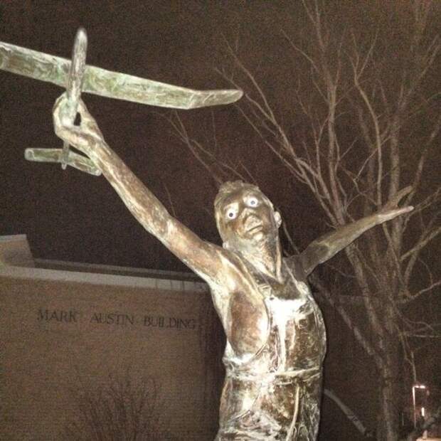 Жуткие кладбищенские статуи (17 фото)