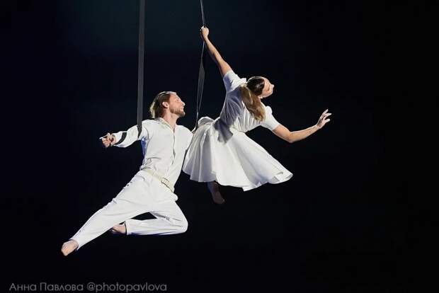 Синхронное плавание, акробатика и голос Хабенского: спектакль «Люблю и верю» на воде