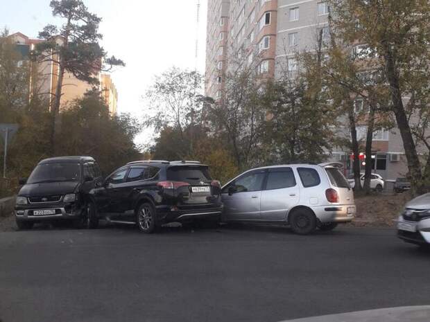 Столкнувшиеся машины перегородили проезд по Курнатовского