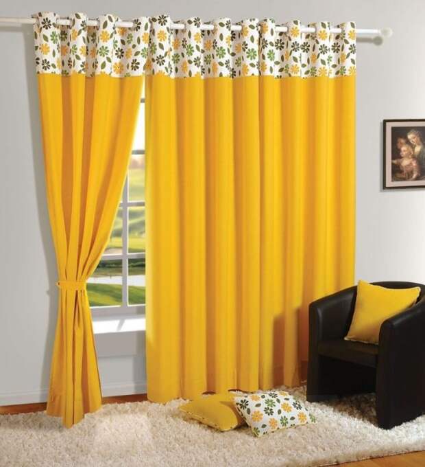 Оригинальный интерьер спальни с желтыми шторами.
