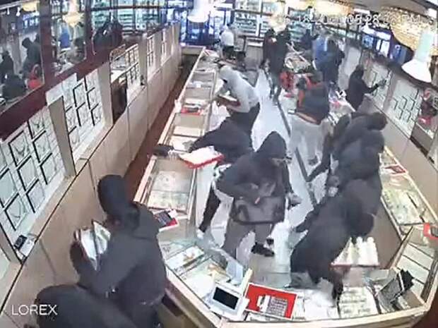 В США воры за минуту разграбили ювелирный магазин в Калифорнии на