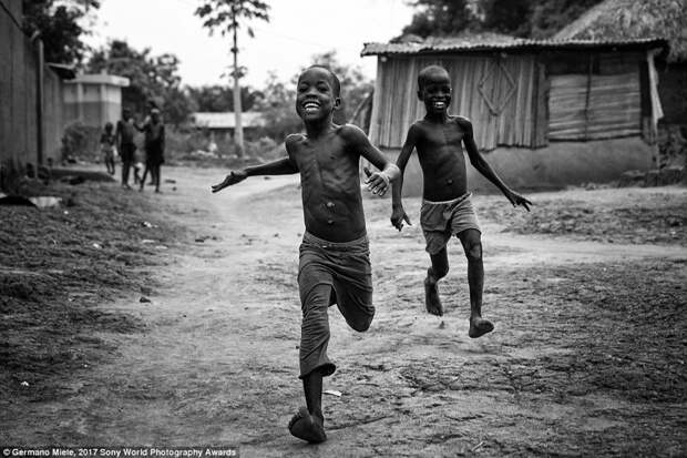 Небольшая деревня в Бенине, Западная Африка в мире, дети, жизнь