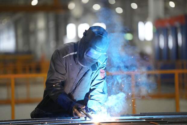 Сварщики названы самой высокооплачиваемой рабочей профессией в России