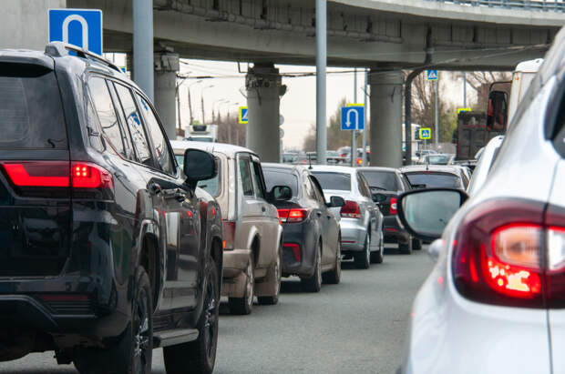 В Екатеринбурге скопились пробки из-за перекрытых дорог