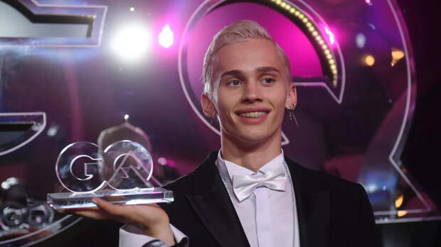 Даня Милохин устроился на работу официантом в Дубае