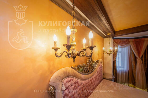 Оливковый дом выставлен на продажу в Екатеринбурге. «В окружении статусных соседей»