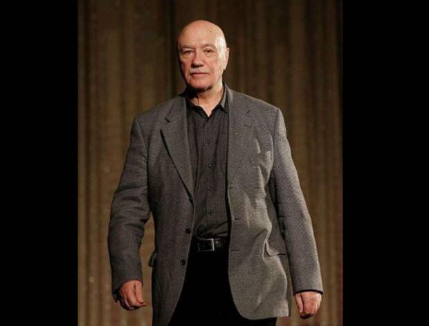 Артист больших и малых академических театров со слишком известной фамилией: Афоня, Жорж Милославский, Шура Балаганов, Пашка Колокольников…