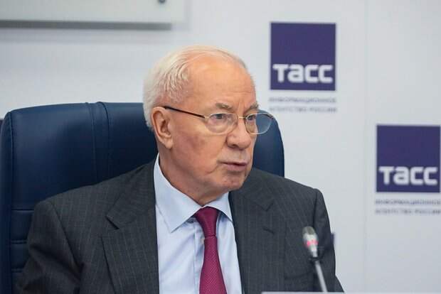 Азаров рассказал о стратегии США в отношениях с Россией