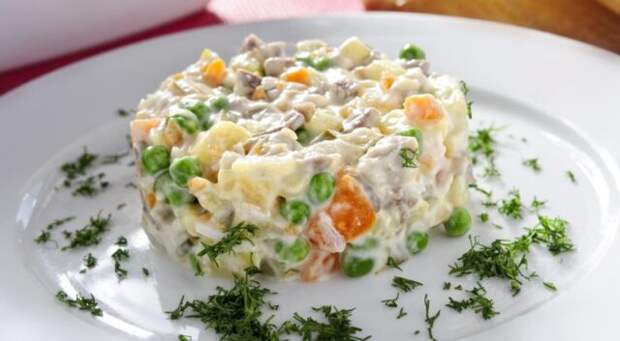 классический оливье оливье на тарелке