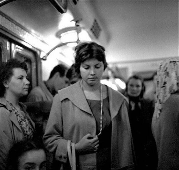 Женщина, едущая утром в метро на работу. Женщина, едущая утром в метро на работу.