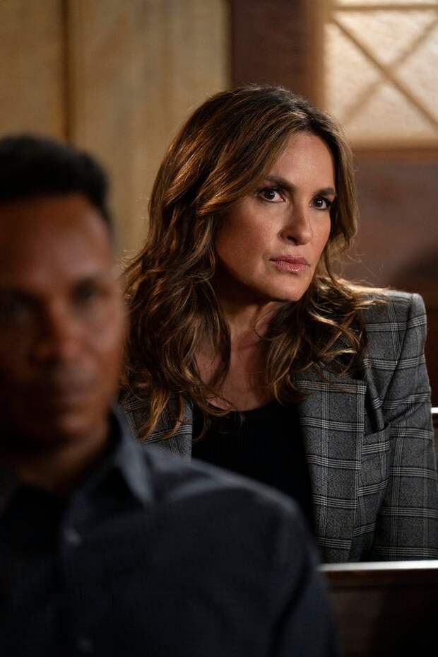 Benson sitting in the courtroom on Law & Order Season 24 Episode 2