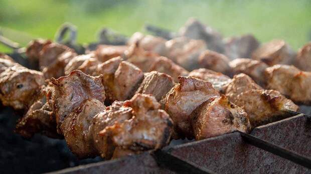 Диетолог Кононенко рассказала, как выбрать свежее мясо для шашлыка