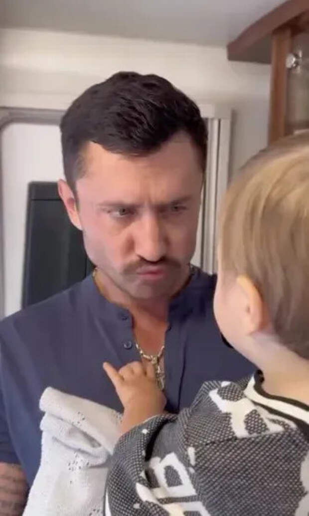 Павел Прилучный с сыном