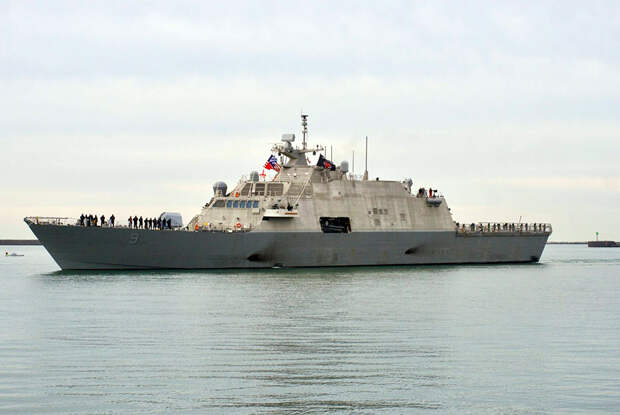 USS Little Rock входит в порт Буффало