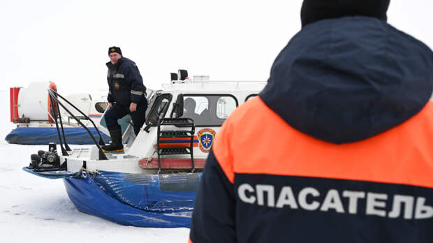 В Приморье автомобиль с людьми провалился под лед