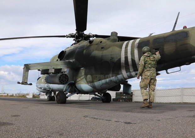 Экипажи ударных вертолетов Ми-28 и Ми-24 продолжают выполнять боевые задачи в ходе специальной военной операции